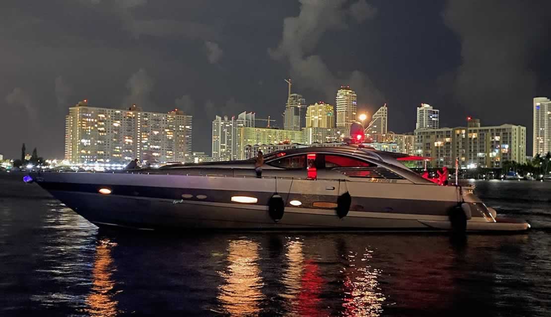 92 Pershing - Miami yacht rental