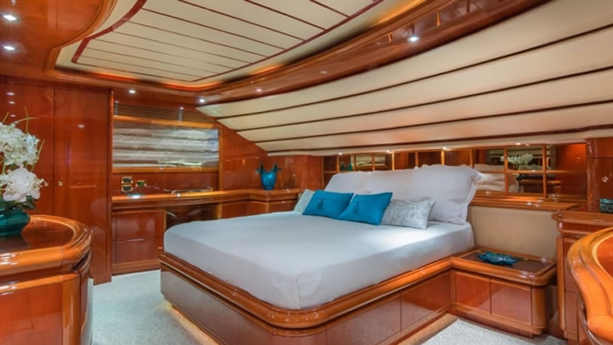 94 Ferretti Flybridge - Miami yacht rental