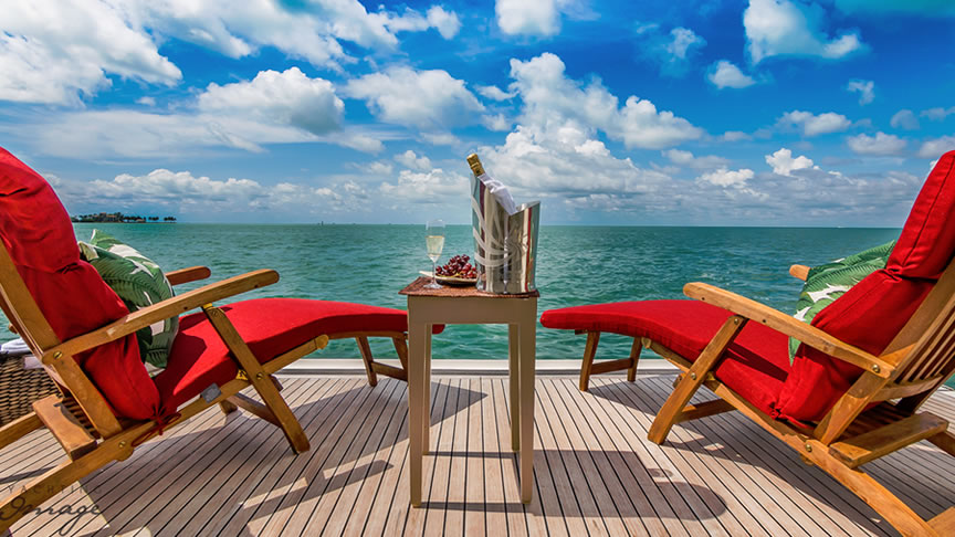 94 Ferretti Flybridge - Miami yacht rental